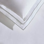 Housse de couette Alessia 300 fils/cm² avec bordure brodée - Blanc/Gris