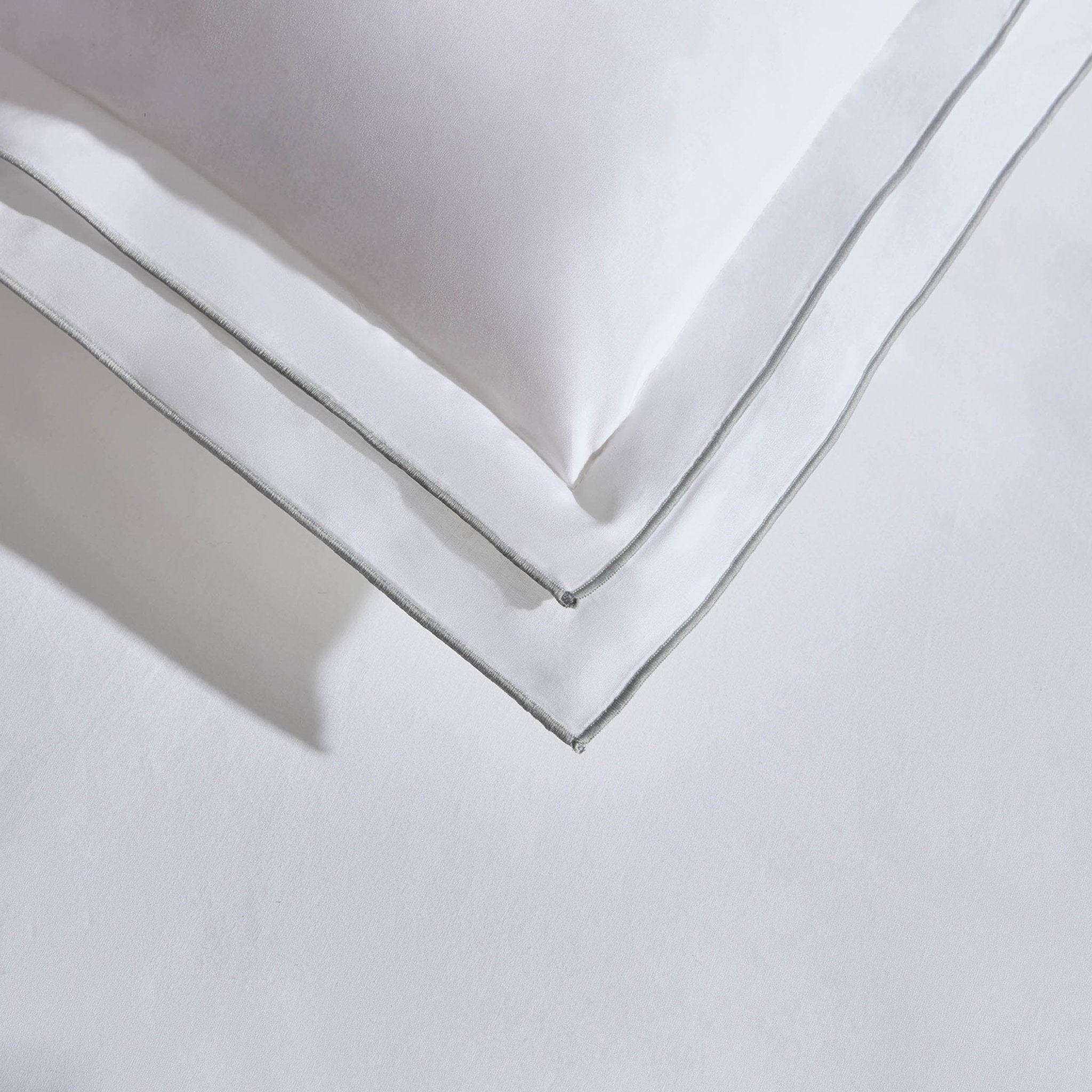 Housse de couette Alessia 300 fils/cm² avec bordure brodée - Blanc/Gris