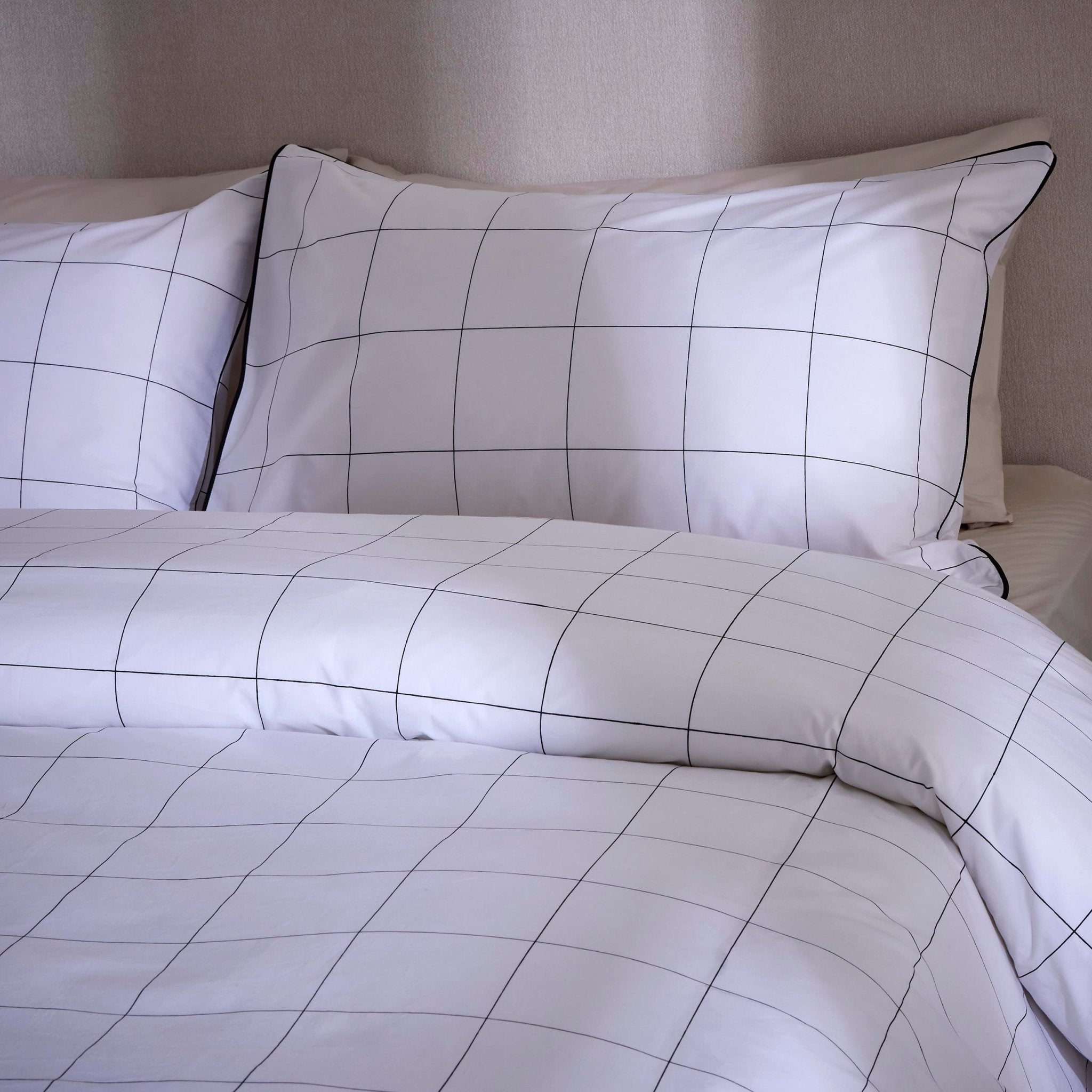 Parure de lit Bergen 200 fils/cm² (housse de couette et taie d'oreiller assorties) - Carreaux passepoilés - Blanc/Noir