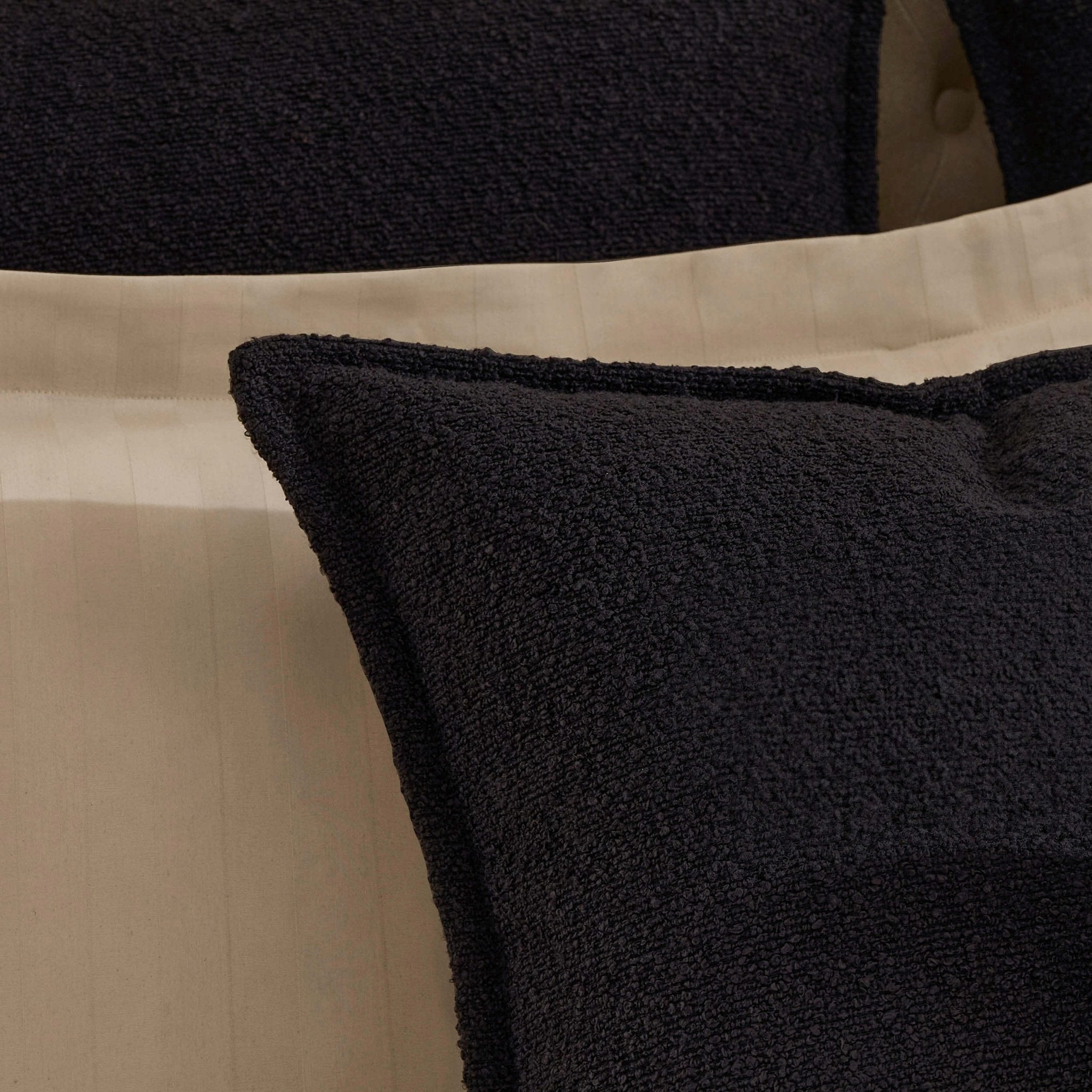 Housse de coussin bouclée - Noire